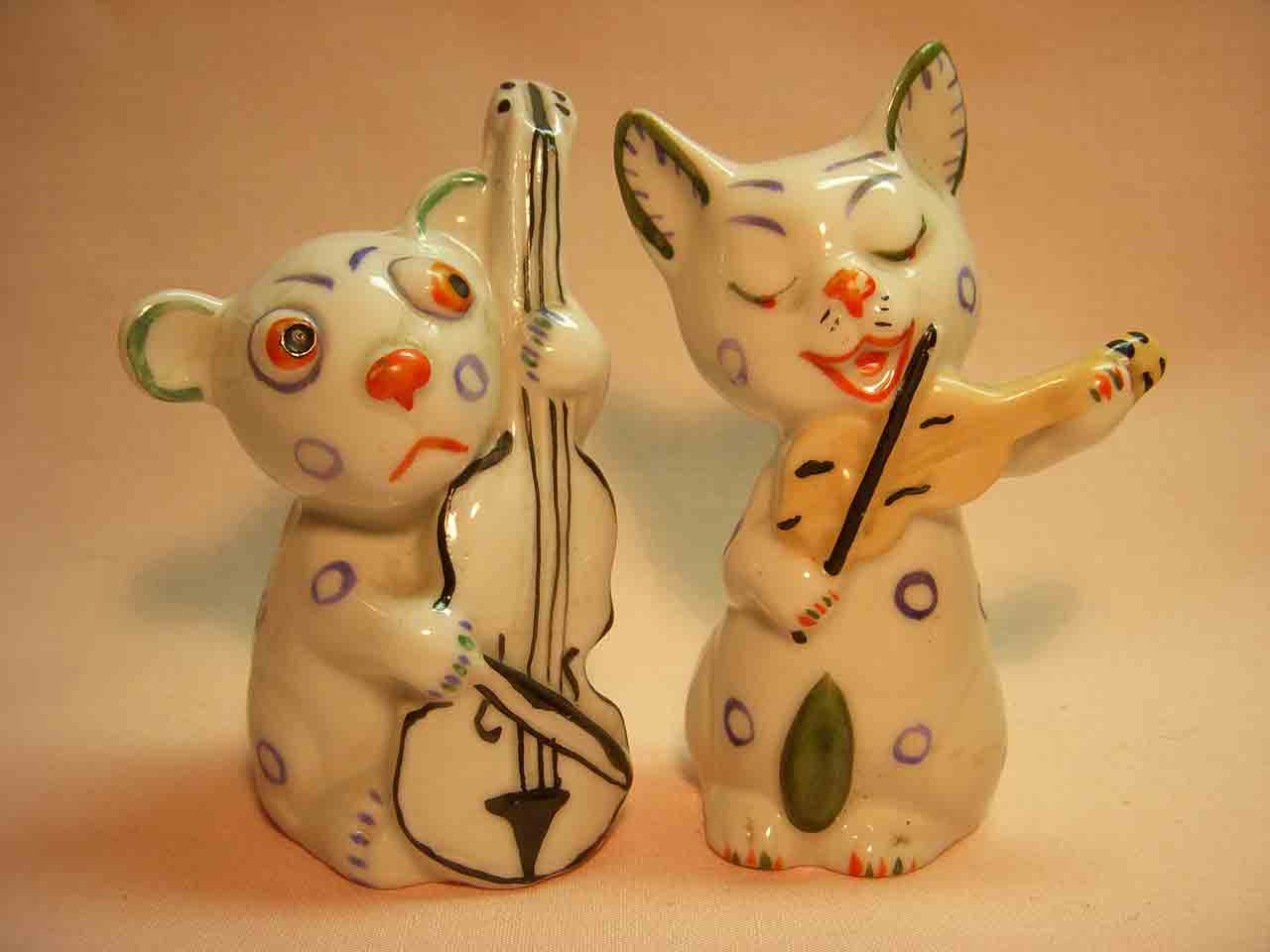 Novelty Salt & Pepper Shakers Club